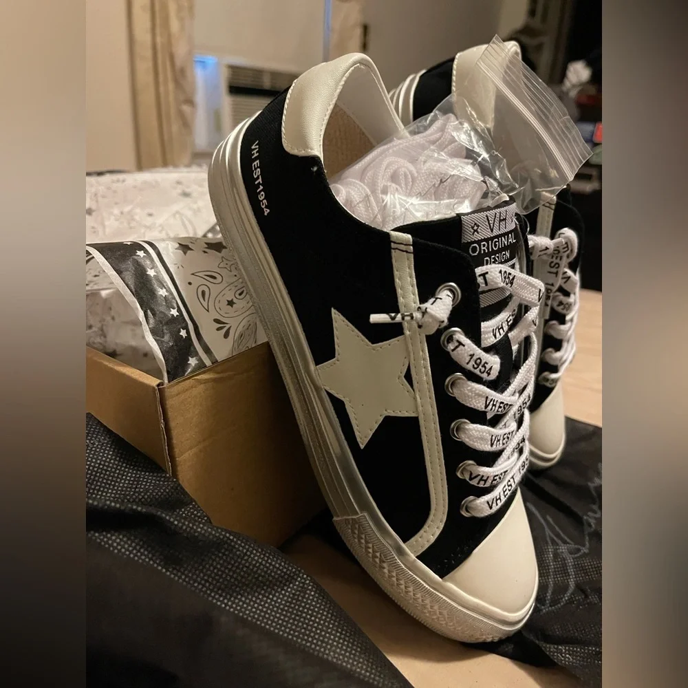 Vintage Havana Women’s Alive 23 Cruise Black and White Athletic Shoes